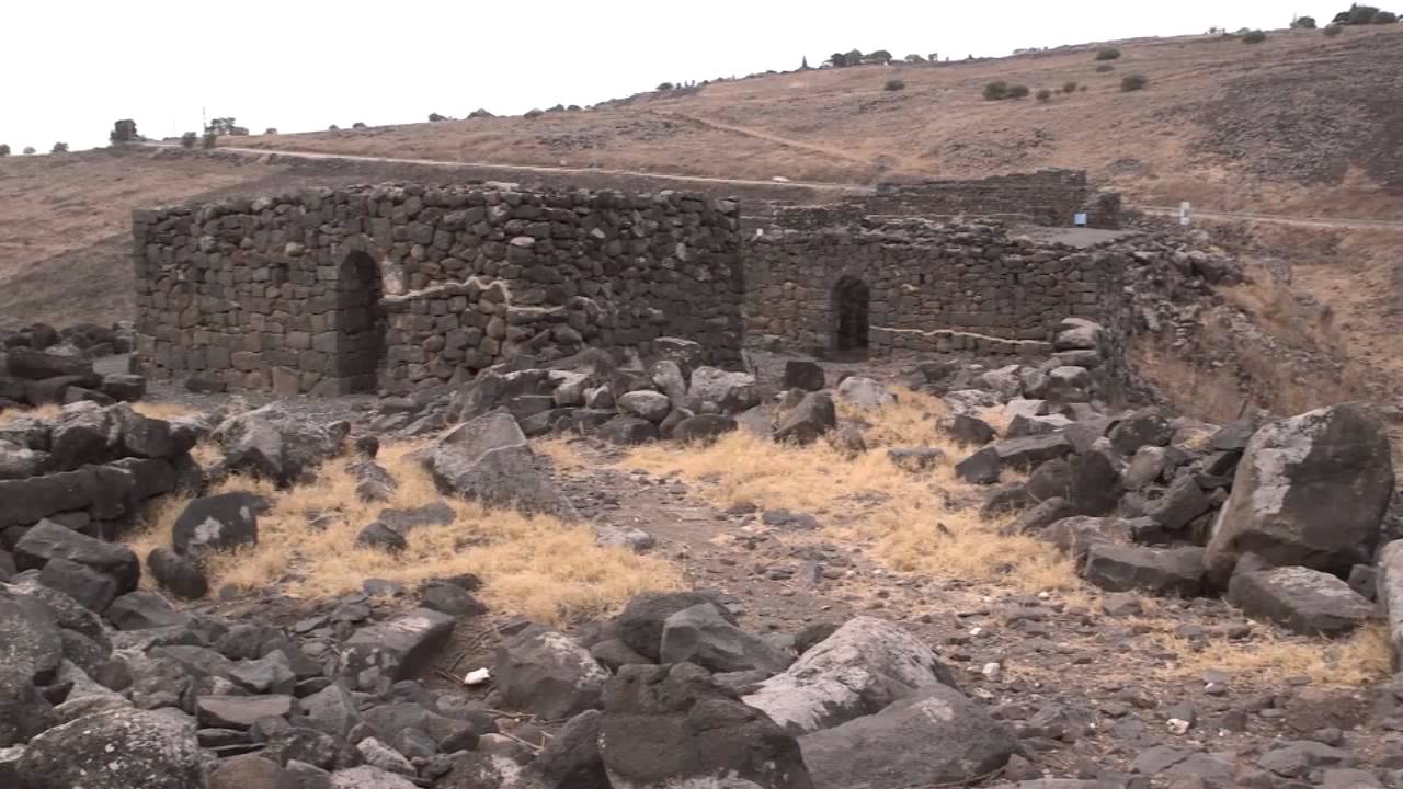 上图:主后3世纪哥拉汛的房子遗址,墙壁用加利利地区常见的黑色玄武岩垒成。