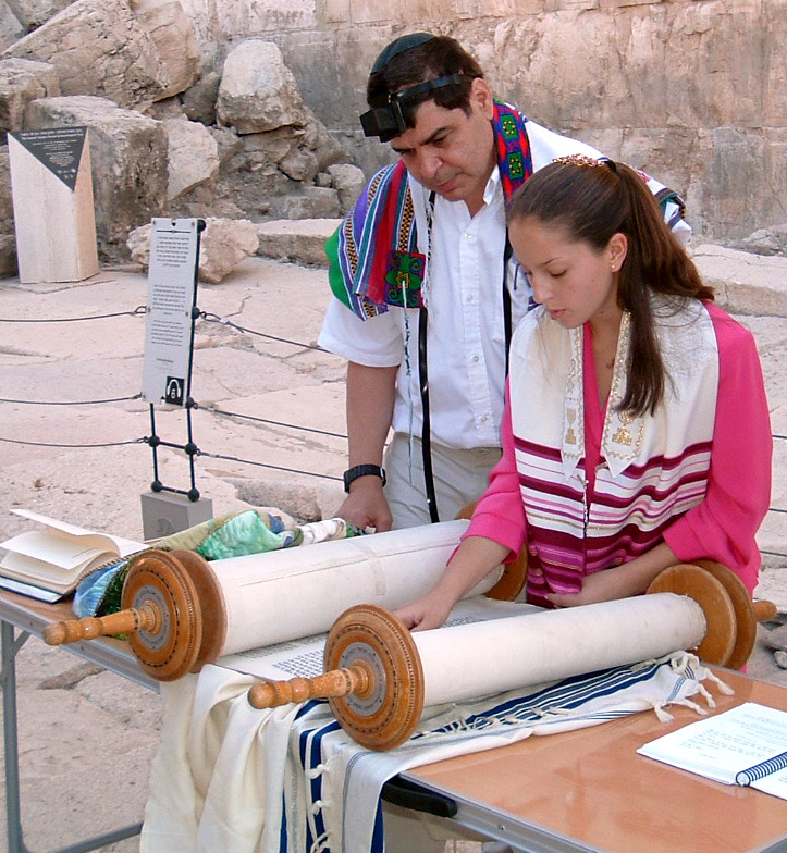 上图:一个犹太女孩在成为「诫命之女」的仪式上,她的身上披着祷告巾( Tallit)。