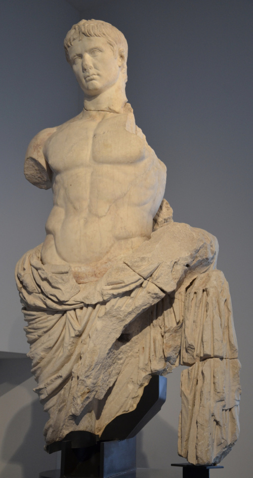 上图:当年可以随意调动万民、叱咤风云的该撒亚古士督,今天成了残缺不全的大理石像,他统治的世界最大帝国早已灰飞烟灭。而当年那位卧在马槽里的卑微婴孩,如今却坐在全能父上帝的右边,祂的教会经历两千年仍然屹立不倒!