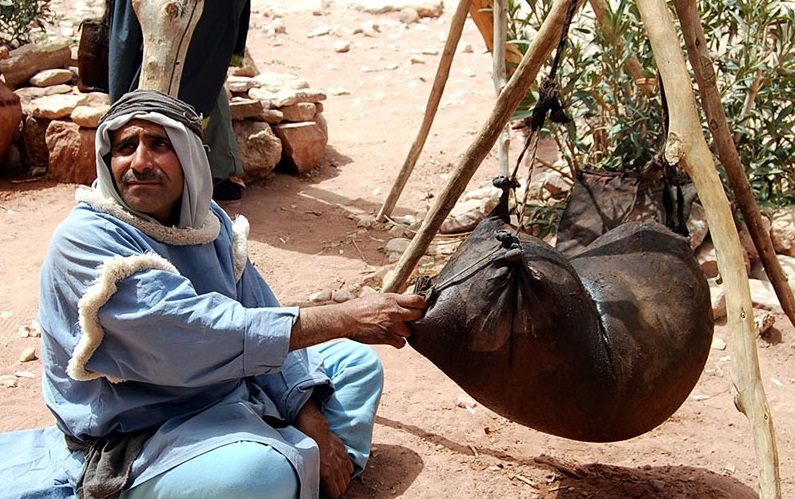 上图:一个约旦的贝都因人和他的皮袋。古代中东人用兽皮做的袋子装水或酒。