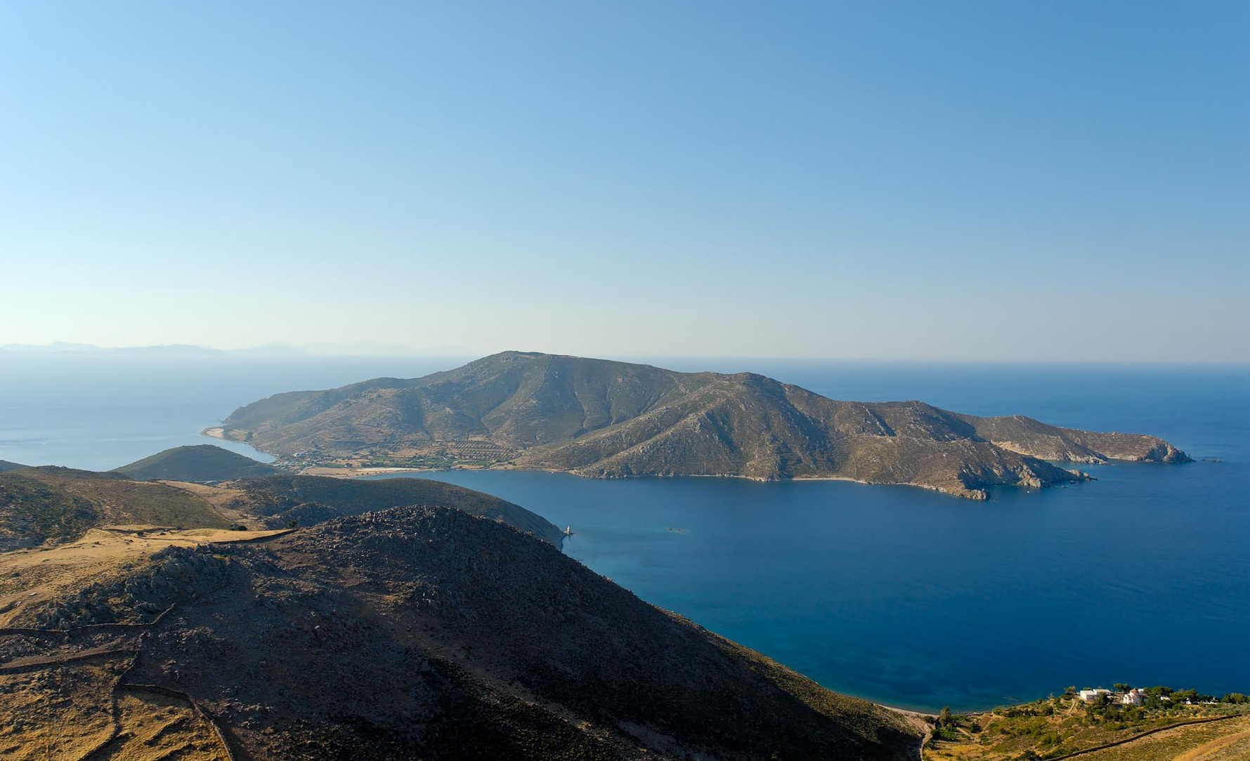 上图:从拔摩岛南部的最高点以利亚山俯瞰全岛。拔摩岛位于爱琴海东部,靠近土耳其,但属于希腊。拔摩岛面积35平方公里。岛上多石、无树,是一个火山岛。