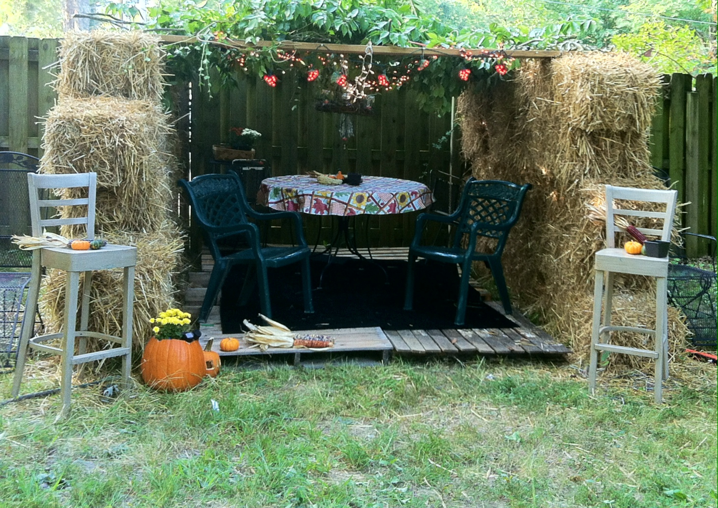 上图:犹太人所搭住棚节的棚子(Sukkah),在神所支搭的帐幕里,「日头和炎热也必不伤害他们」(启七16)。