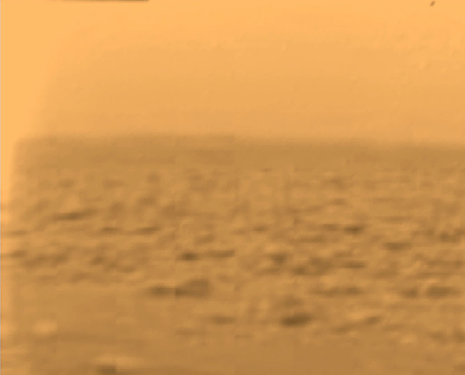 上图:2005年,欧洲空间局惠更斯号(Huygens)探测器登陆泰坦星(Titan,土卫六)后拍摄的第一张照片。科学家们认为,原始地球的天空可能和泰坦星一样是不透明的。