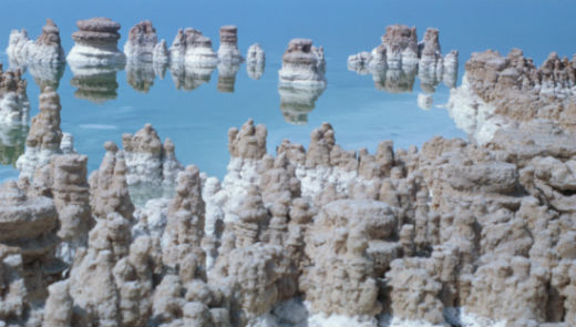 上图:死海南部各种奇形怪状的盐柱很常见。