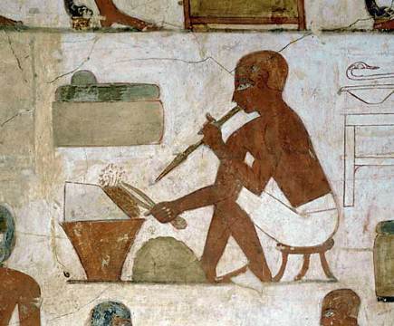 上图:古埃及壁画,一个金匠正在用泥炉冶炼金属。