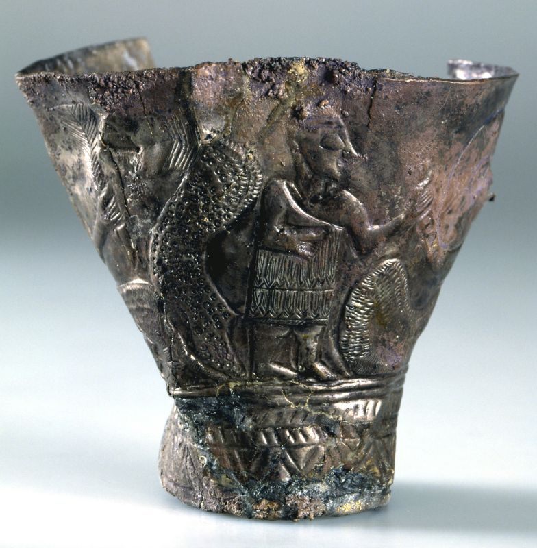 上图:主前2300-2000年迦南地精致的高脚银杯,上面画着各种神话故事,可能是从亚兰带到迦南地的传家宝。现藏于耶路撒冷的以色列博物馆(The Israel Museum, Jerusalem)。