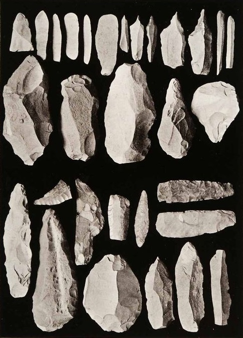 上图:西奈旷野的燧石(Flint),是一种致密、坚硬的灰、黑色硅质岩石,敲碎后产生锋利的贝壳状断口,石器时代的大部分石器都是用燧石制造的。燧石和铁器击打会产生火花,所以被古代人用作生火的工具,称为火石。