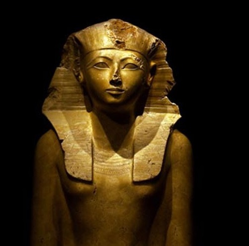上图:古埃及第十八王朝女法老哈特谢普苏特(Hatshepsut,主前1478–1458年在位)。图特摩斯二世并非嫡子,所以与他的异母姐姐、图特摩斯一世嫡女哈特谢普苏特结婚,以使他的统治合法化。婚后三年,图特摩斯二世突然死亡,哈特谢普苏特成为法老。哈特谢普苏特执政的期间,停止了对外战争、注重贸易,埃及变得繁华富庶,大规模建筑神庙。神对摩西说「寻索你命的人都死了」(出四19),可能包括图特摩斯二世和女法老哈特谢普苏特。