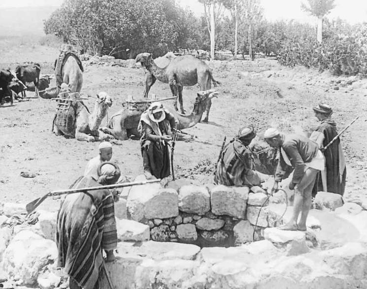 上图:一群贝都因人和他们的骆驼在多坍遗址(Tel Dothan)的一个坑旁边,这可能就是约瑟被扔进去的坑,摄于1900年。多坍谷有很多这样的坑,用来储水饮牛羊。