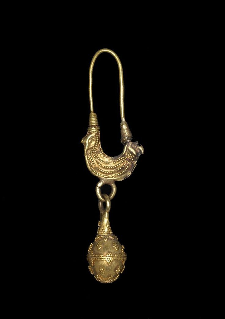 上图:主前7-6世纪的腓尼基耳环。上面的双头鹰形象是模仿古埃及爱神哈索尔(Hathor)的宽领子。