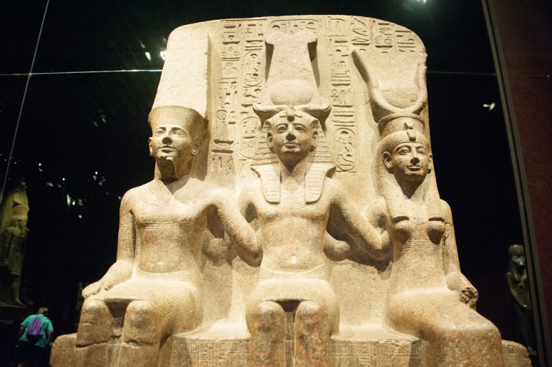 上图: 古埃及第十九王朝法老拉美西斯二世(Ramesses II,主前1279–1213年) 与阿蒙神(Amun)、姆特神(Mut)手挽手的雕像,现藏于意大利都灵埃及博物馆(Egyptian Museum of Turin)。古埃及法老自认为是太阳神在地上的代表和化身,死后会变成神。从古埃及中王国时期(Middle Kingdom Period,主前2055-1650年)到新王国时期(New Kingdom Period,主前1550-1077年),法老常常用「手」来比喻他们的军事力量,而第十八王朝的法老常常用「大能的手」作为自己的称号,例如: 图特摩斯二世(Thutmose II,主前1493-1479年在位) 自称「Great of Power, Mighty of Arm」,图特摩斯三世(Thutmose III,主前1479-1425年在位)自称 「Great of Arm」,阿蒙霍特普二世(Amenhotep II,主前1427-1401年在位)自称 「He is a god whose arm is great」、「Good god, strong of arm who achieves with his arms」,图特摩斯四世(Thutmose IV,主前1401-1391年在位)自称「The good god, brave and vigilant, a champion without equal who achieves with his arms」,图坦卡蒙(Tutankhamun,主前1332-1323年在位)自称「The good god, son of Amun, a champion without peer, possessor of a mighty arm who tramples hundreds of thousands」。直到第三中间期(主前1069年以后),这种自称才逐渐减少。