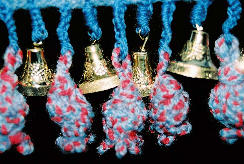 上图:以色列圣殿研究所制作的石榴和金铃铛。