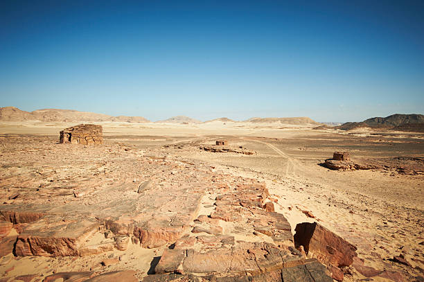 上图:西奈半岛的旷野,常年晴空万里、烈日高照。离开了西奈山,以色列人就将进入这「大而可怕的旷野」(申一19),此时有神的云彩遮荫,实在是非常难得的享受。