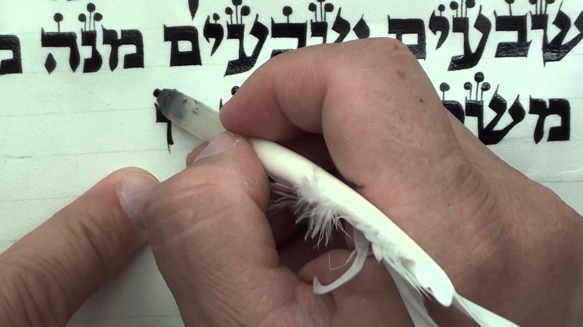 上图:一位文士正在用专用字体抄写妥拉。一卷妥拉平均有52页,抄写员一边抄,一边读出声,平均每分钟只能抄3-4个字母,每周只能抄一页,抄一遍摩西五经需要1年时间。抄完了,还需要另外两组人负责校对、修补字母。若有3页出现问题,整卷就必须烧毁。