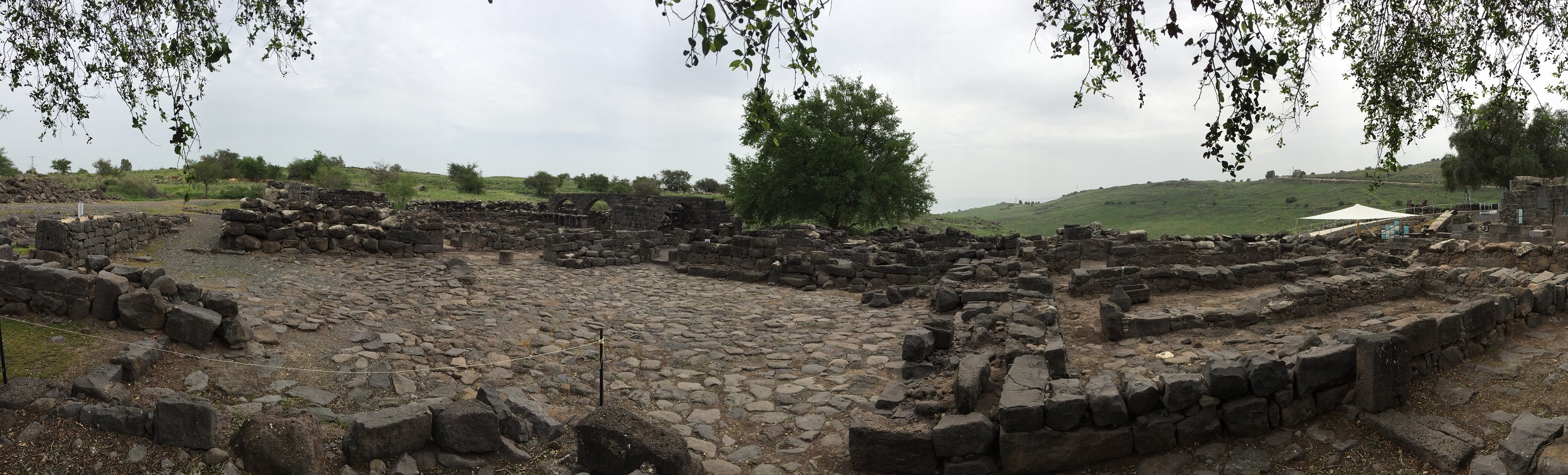 上图:主后3世纪哥拉汛的庭院(Bet Ab)遗址。一个家族住在同一个庭院里,每个儿子订婚以后,父亲就在庭院里加盖一间房子。约十四2说「我父的家里有许多住处......我去原是为你们预备地方去」,可能就是指这种情形。