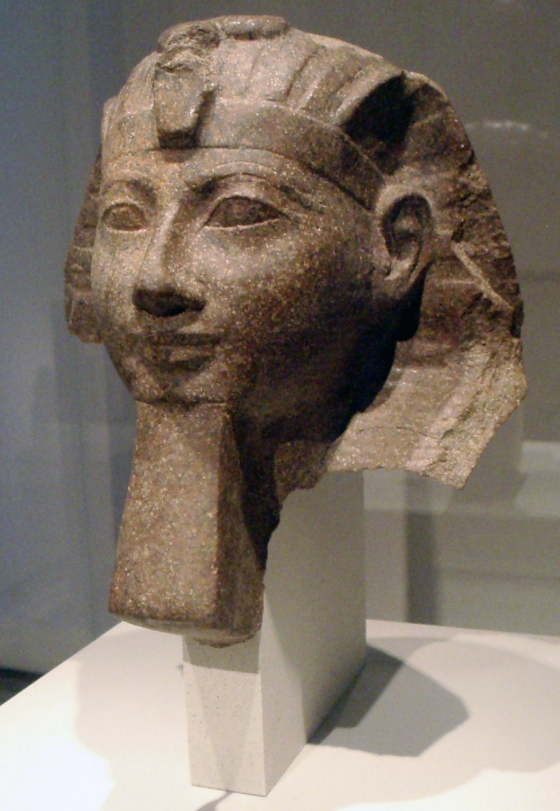 上图:戴着假胡子的古埃及第十八王朝女法老哈特谢普苏特(Hatshepsut,主前1479年—1458年在位)。她是法老图特摩斯一世(Thutmose I,主前1506-1493年在位)与王后唯一的嫡女,而她的同父异母哥哥图特摩斯二世(Thutmose II,主前1493-1479年在位)是侧妃所生,出身不够,因此与她结婚,使王位合法化。图特摩斯二世很可能就是要杀摩西的法老,而哈特谢普苏特是摩西在旷野牧羊40年时期的法老。 图特摩斯二世去世后,哈特谢普苏特自任女法老。她安排丈夫与侧妃生的儿子图特摩斯三世(主前1479-1425年在位)和自己的女儿结婚,继承王位。图特摩斯三世很可能就是主前1447年以色列人出埃及时的法老。 士师时代的第十八王朝法老阿蒙霍特普四世(Amenhotep IV,后改名阿肯那顿 Akhenaten,主前1353-1336年在位)曾与自己的表妹和两个女儿结婚。 古埃及王室为了保证王室血统的纯正,维持王位的合法性,近亲结婚是非常普遍的现象。但这在神的眼中都是埃及的「恶俗」。