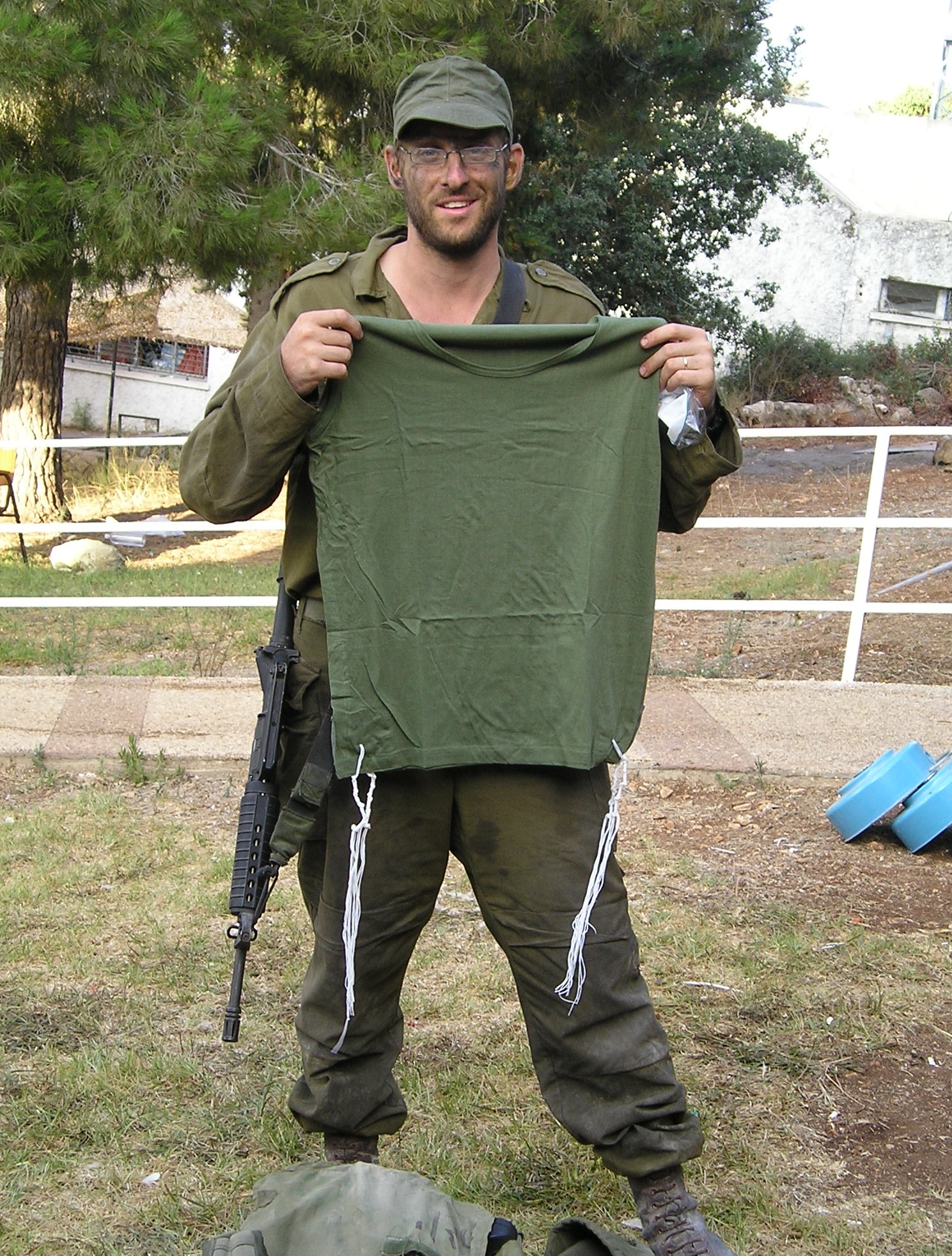 上图:以色列士兵的橄榄绿祷告衬衣和䍁子。