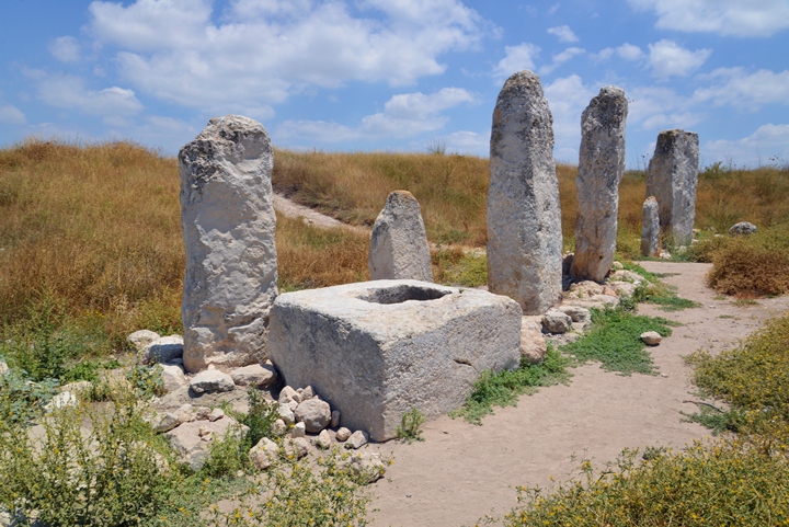 上图:考古学家在基色迦南人的圣所中发现了十根石柱,方石墩上的圆孔可能是用来立「木偶」的。在迦南宗教中,石柱代表生殖崇拜中的男神,被称为「柱像」。树木代表女神,被称为「木偶」或「亚舍拉柱」。男神和女神的名字及和相互之间的关系,不同地方的迦南人有不同的说法。男神的名字通常是「巴力 Baal),但不同的地方又有地方特色,如「巴力·毗珥」、「巴力·比利土」、「巴力·西卜」,统称「诸巴力 Baals」。女神的名字有的地方叫「亚纳特 Anath」、有的地方叫「亚舍拉 Asheroth」、有的叫「亚斯她录 Ashtaroth」,有的地方认为她是巴力的妻子、有的地方认为她是巴力的母亲。