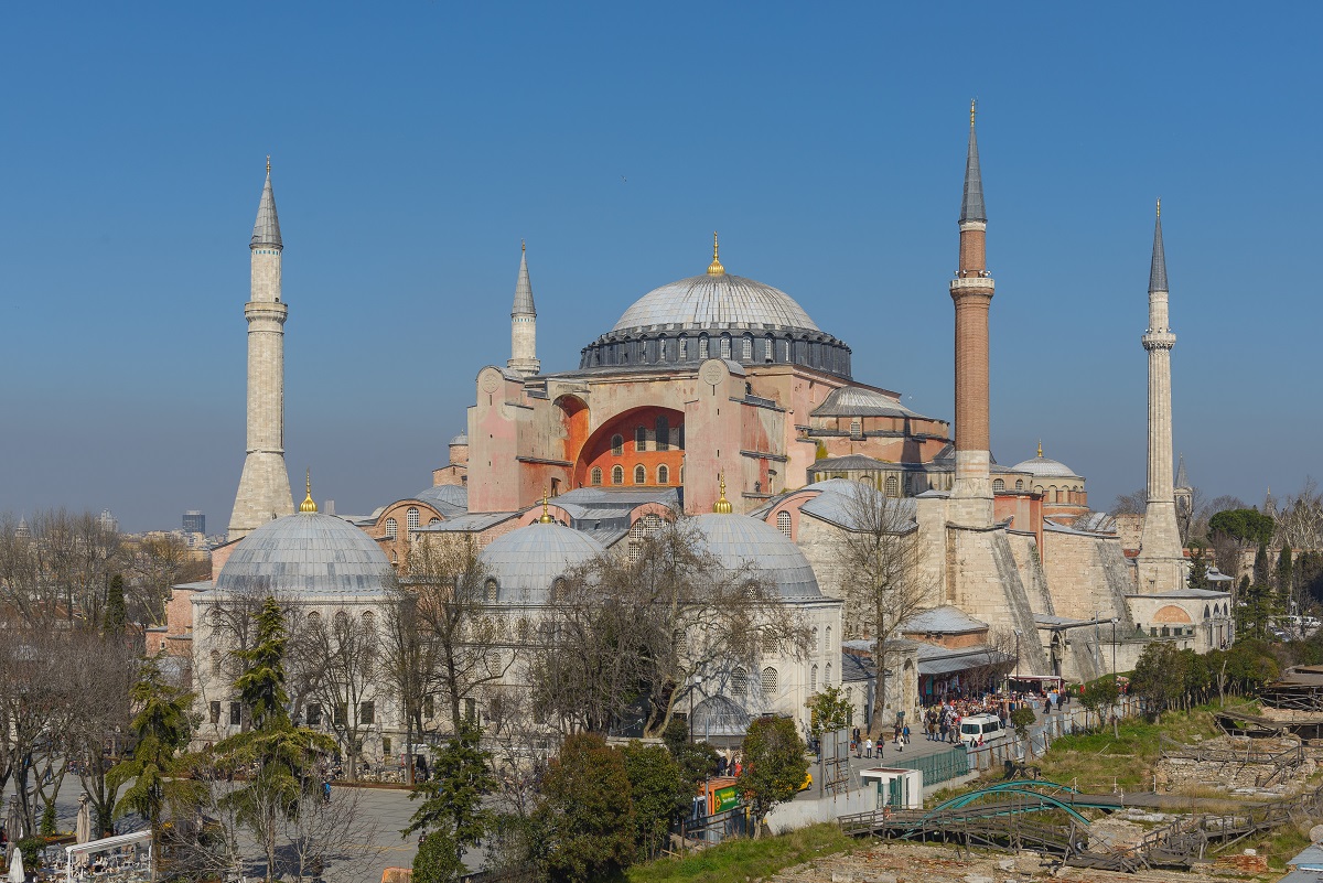 上图:位于土耳其伊斯坦布尔的圣索菲亚大教堂(Hagia Sophia),从主后537至1453年是东正教的君士坦丁堡牧首圣座教堂。1453年君士坦丁堡沦陷后,被奥斯曼土耳其帝国改成了穆斯林的清真寺,1935年以后又变成博物馆。外来的征服者将旧宗教的祠庙接收过来,作为他们自己崇拜的地点,是历史上很普遍的现象。如雅典卫城的帕特农神庙(Parthenon),最初被用来祭祀雅典娜,主后5世纪被罗马帝国改成基督教教堂,1456年又被奥斯曼土耳其帝国改成清真寺。但神并不允许利用异教的建筑、工具来敬拜祂。