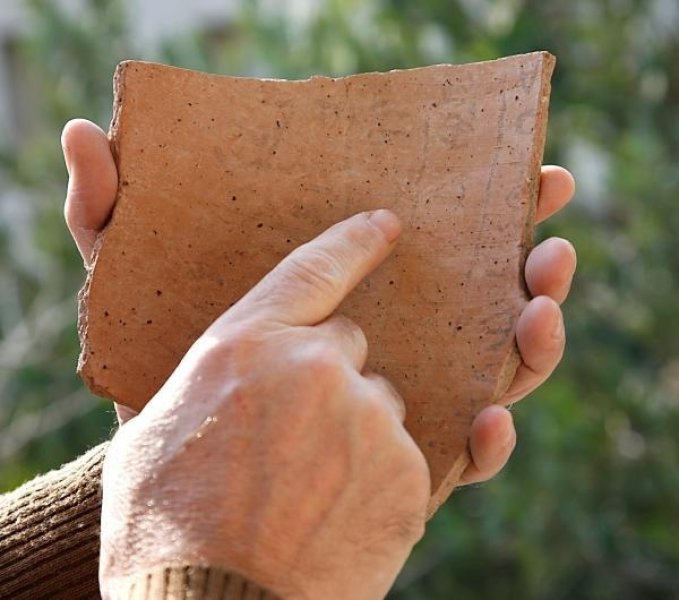 上图:主前1100年左右的Khirbet Qeiyafa铭文(Khirbet Qeiyafa Inscription)是目前已经发现最早的希伯来文字,刻在陶片上。于2008年被发现于大卫击杀歌利亚的以拉要塞(Elah Fortress)。这是以色列自死海古卷之后最重要的考古发现。大约在摩西之前一千年,文字在中东已经十分普及,摩西之前三个世纪已经出现字母。摩西写下申命记时大约是主前1406年,希伯来文已经很成熟,所以「摩西将这律法写出来」(申三十一9节)一点也没有问题。而一百年以后,中国商朝的盘庚才把都城迁往殷,中国最早的文献甲骨文是在殷墟发现的。