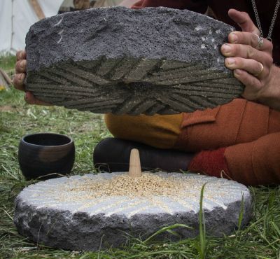 上图:上磨石和下磨石中间的沟纹。