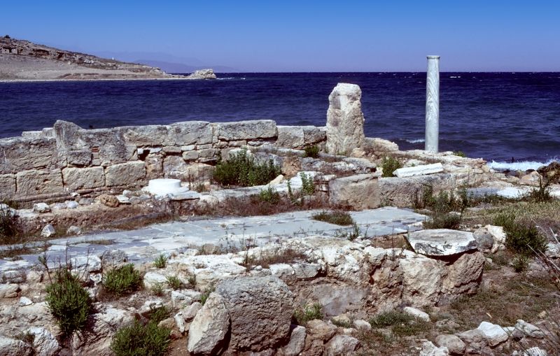 上图:位于爱琴海撒罗尼克湾(Saronic Gulf)的坚革哩教会遗址。坚革哩是哥林多的两个海港之一(徒十八18),离哥林多只有10公里,那里的教会可能是哥林多教会的子会。