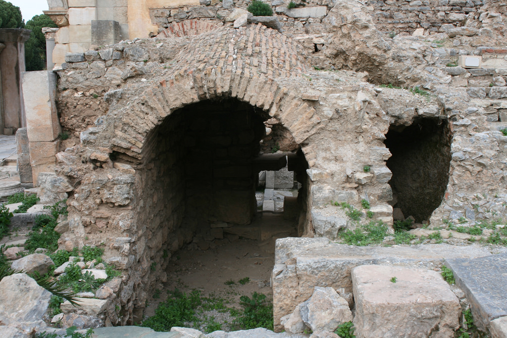 上图:从塞尔苏斯图书馆通往以弗所妓院的暗道。据说当时许多以弗所男人以去图书馆学习为名,暗地里去妓院。