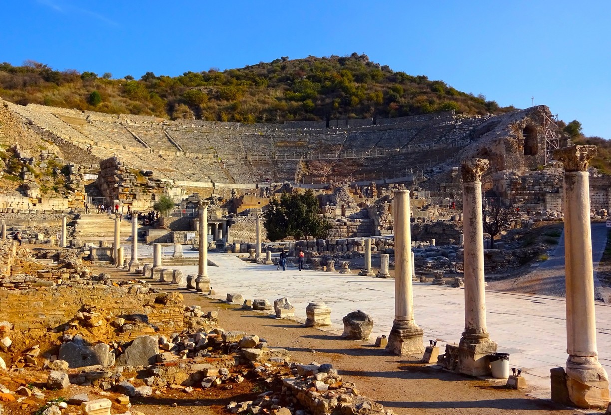 上图:以弗所大剧场遗址,由罗马人于主后1世纪改造而成,依山而建,面向大海,气势磅礴。这个环形大剧场可以容纳24,000人,可能是古代最大的剧场,至今仍然可使用。剧场已经如此宏伟,其他的娱乐设施更是一应俱全,吸引人「肉体的情欲、眼目的情欲,并今生的骄傲」。生活在以弗所的使徒约翰,尤其能体会「不要爱世界和世界上的事。人若爱世界,爱父的心就不在他里面了」(约壹二15)。