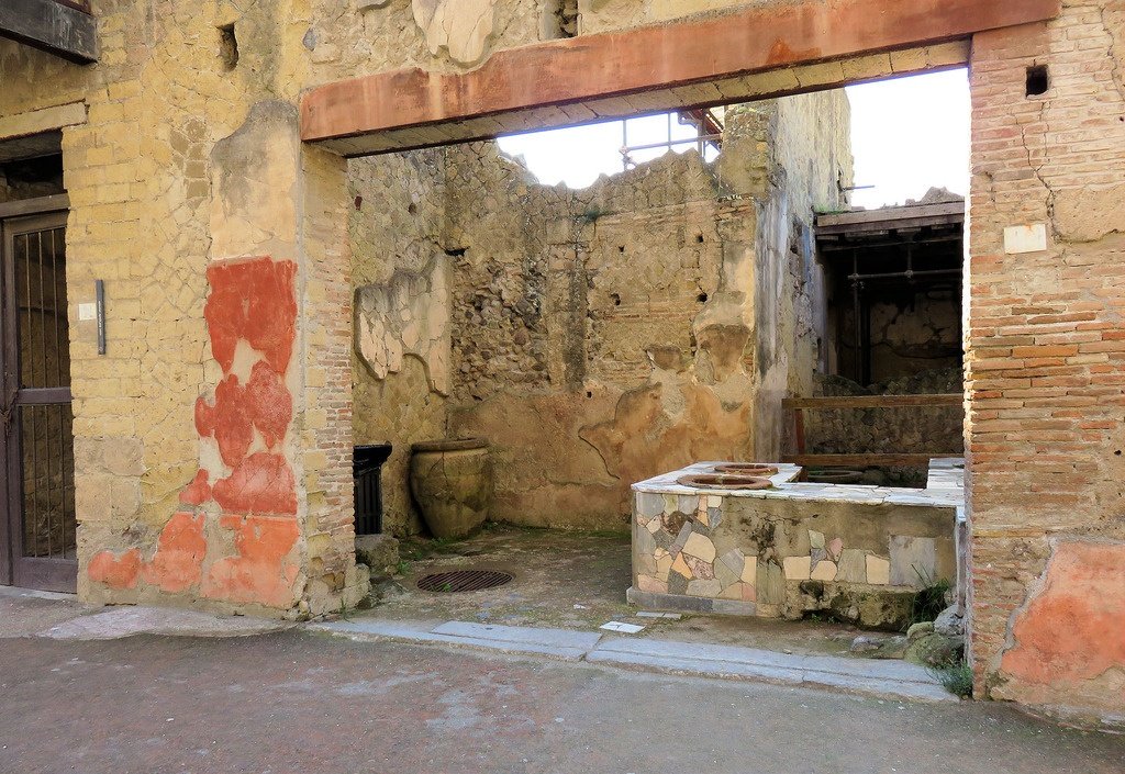 上图:庞培古城遗留下来的古罗马客栈。古罗马的paupona、caupona都是提供旅客住宿、酒、食物或娱乐的地方,既是酒馆也是客栈。caupona的客人只能站着,paupona只有一个房间,有桌子可以玩骰子,可能也兼作妓院。当时的信徒外出时,一般借宿在当地的信徒家中。