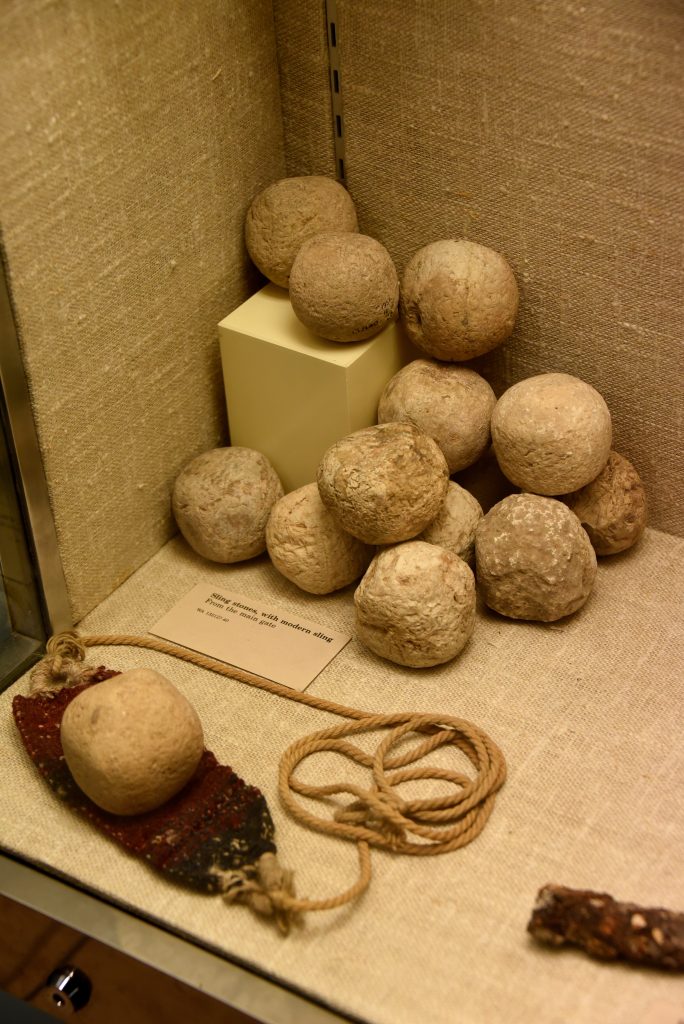 上图:从犹大拉吉城门口出土的亚述军攻城使用的机弦甩石(绳子是现代复制品)。现存于大英博物馆。