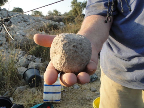 上图:在以拉谷附近的Khirbet Qeiyafa挖掘出来的主前10世纪机弦甩石(Sling Stone)。