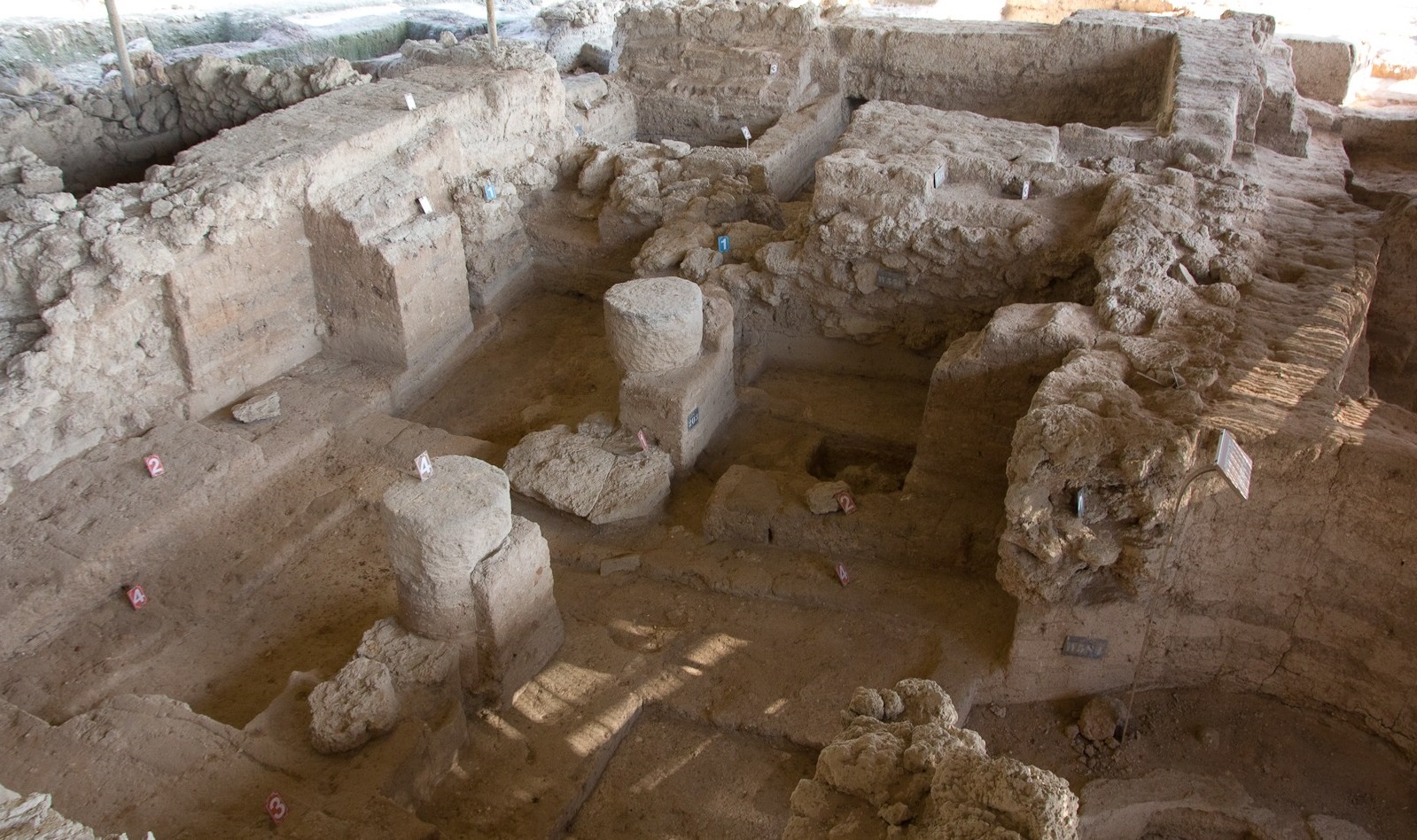 上图:主前12世纪Tell Qasile非利士神庙中的两根柱子基石。这是1972年在特拉维夫Yarkon河北岸Tell Qasile遗址发现的非利士神庙,由前厅和大厅组成。大厅的中间由两根木柱支撑,木柱设置在两个圆形的基石上。两根柱子之间的距离大约是6英尺,正好是一个成年人伸手可及。