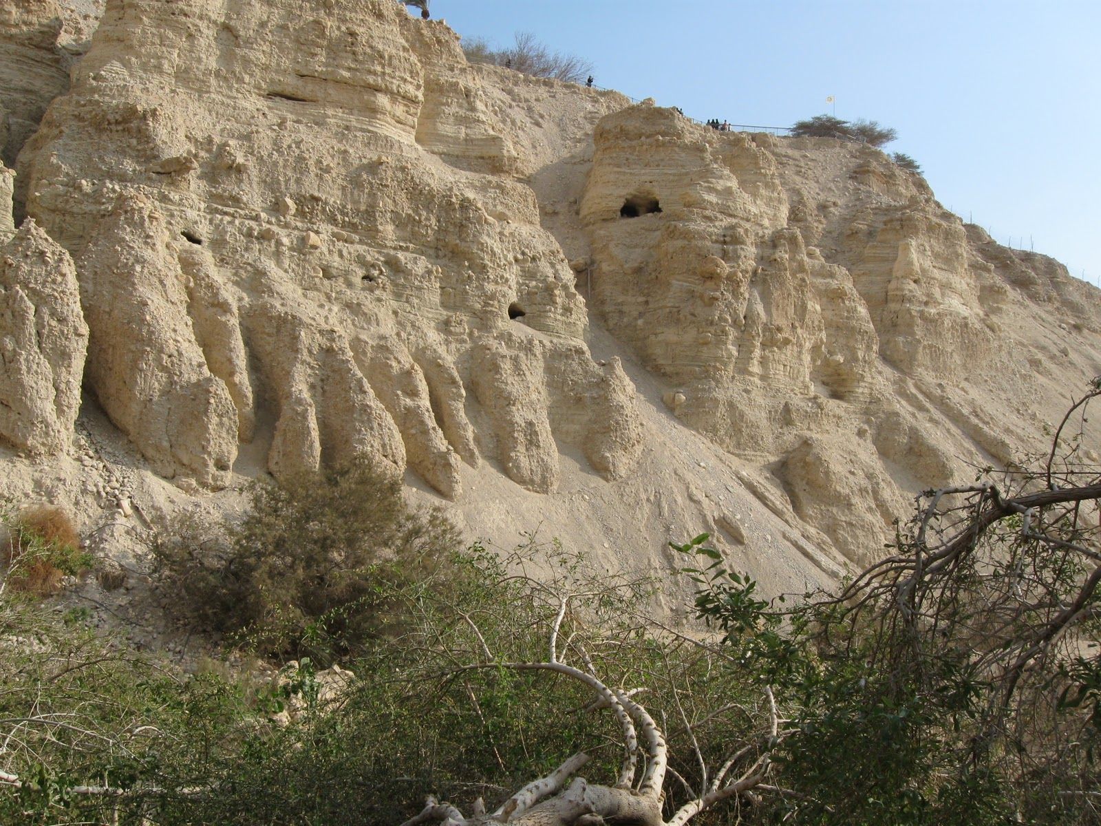 上图:隐·基底的悬崖上有许多山洞可以藏身。