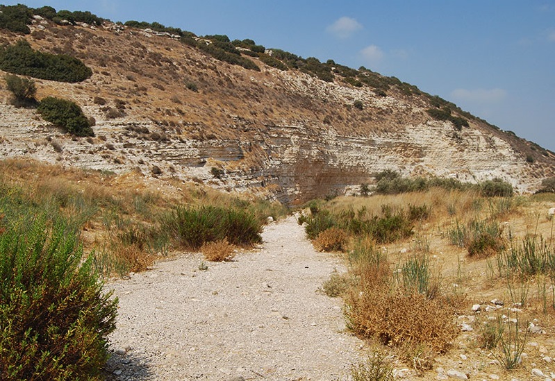 上图:旱季的以拉溪,河床干涸,露出许多石子。