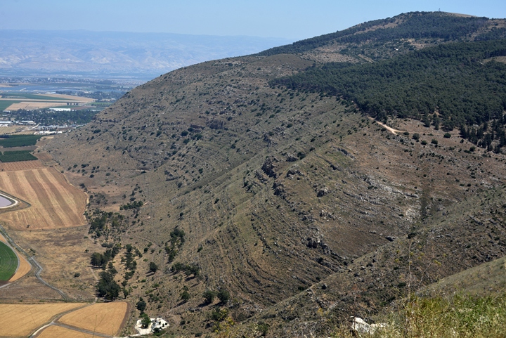上图:扫罗战死的基利波山北岭,至今仍是一片不毛之地,与山脚肥沃的耶斯列平原形成了鲜明的对比,应验了大卫的咒诅:「基利波山哪,愿你那里没有雨露!愿你田地无土产可作供物」(撒下一21)。