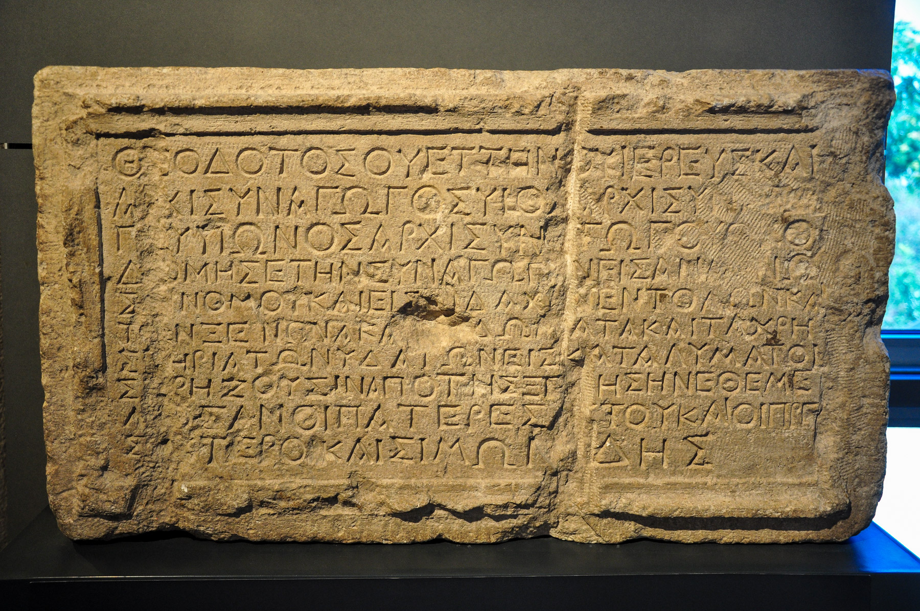 上图:耶路撒冷大卫城出土的主后1世纪Theodotus会堂铭文,上面用希腊文写着:「Theodotos......建造了这座会堂,用于阅读律法和研究戒律,并为国外来的人提供住宿和洁净......」。当时圣殿还在,耶路撒冷会堂的用途不是为了祷告或敬拜,而是为了学习圣经、接待国外来的朝圣者。根据犹太教律法,成年男人一天必须由10人以上聚集在一起祈祷三次,耶路撒冷以外的犹太会堂(synagogue)最早就是为了这个目的设立的,还用于公共活动、成人和学龄儿童的教育等。提摩太可能从小就在这样的会堂里学习圣经。