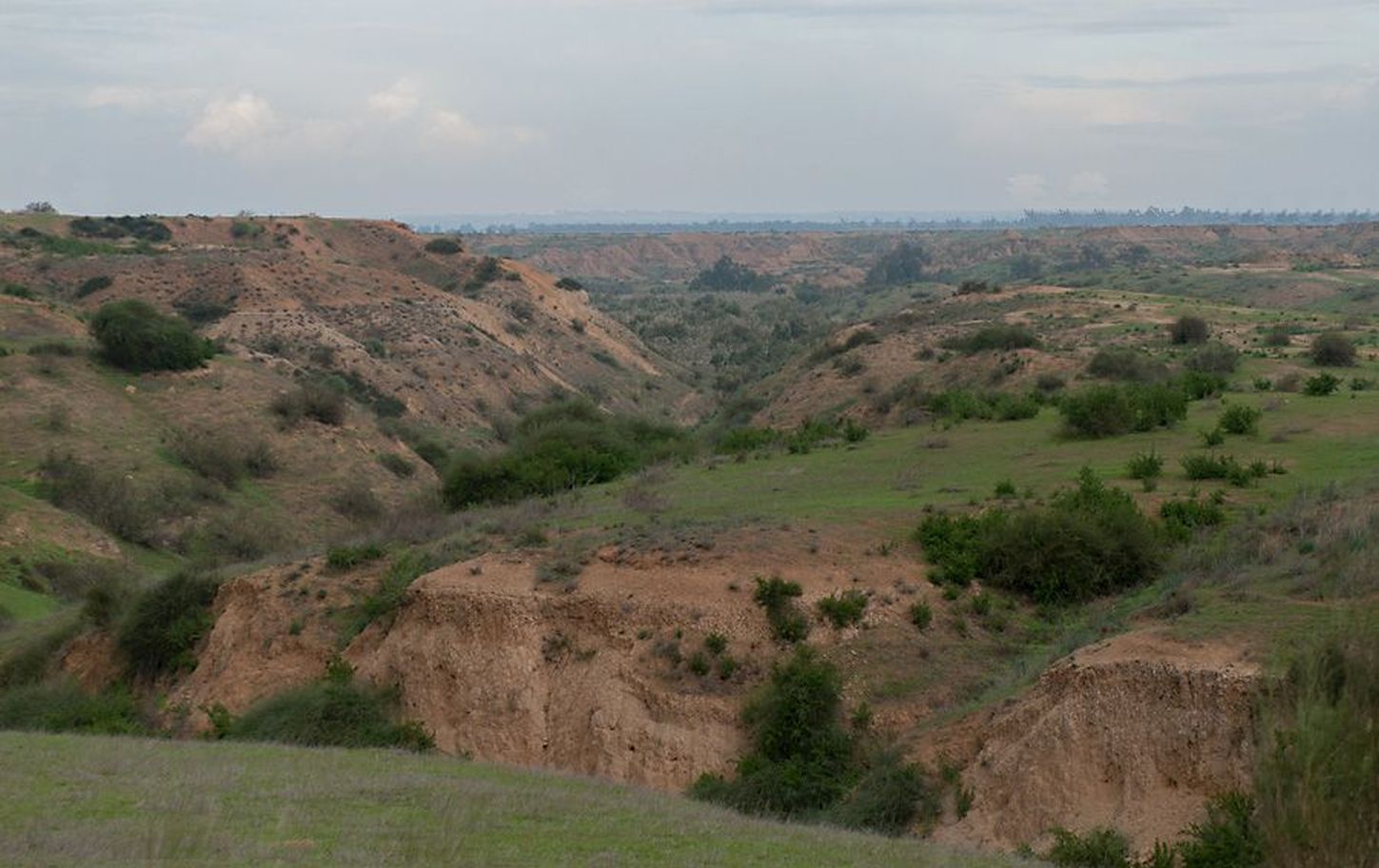 上图:比梭溪是一条旱溪,河道是个陡峭的峡谷,宽约100米,需要足够的体力和灵巧的身手爬下峭壁再爬上去,才能渡过。