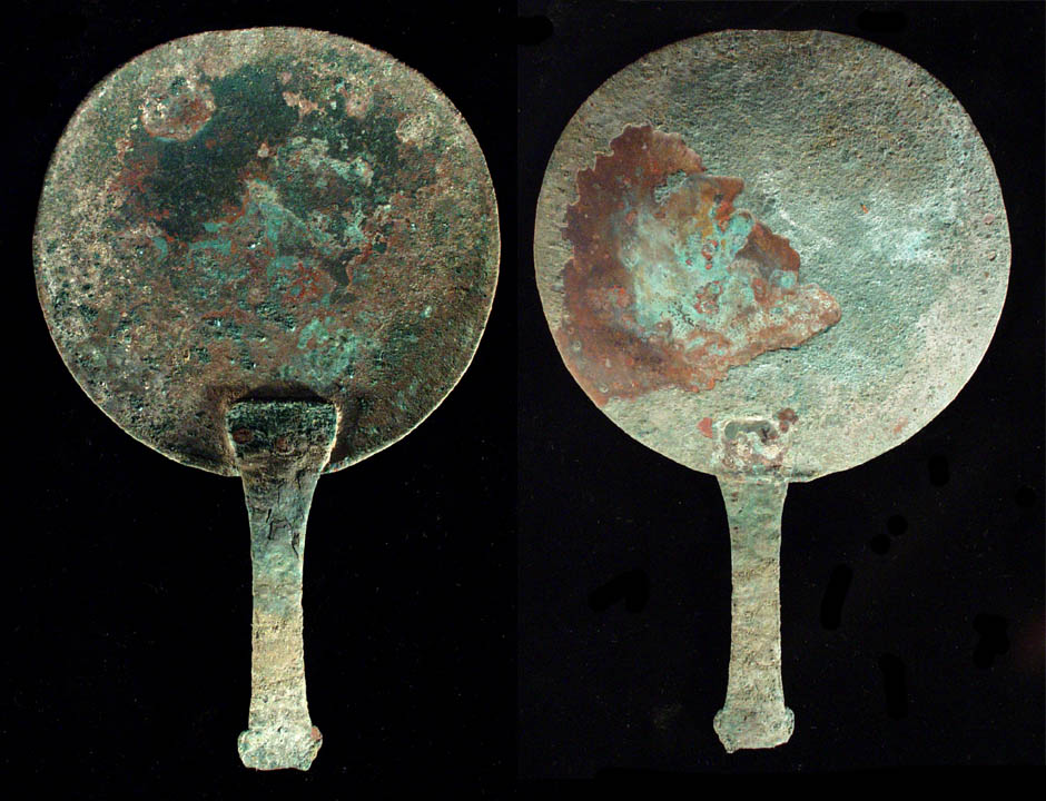 上图:古希腊的青铜镜。古罗马人十分重视清洁和修饰,公共浴室和许多公共场所都挂有镜子。但当时的镜子是用磨亮的青铜做的,看得不太清楚,所以说「我们如今仿佛对着镜子观看,模糊不清」(林前十三12)。