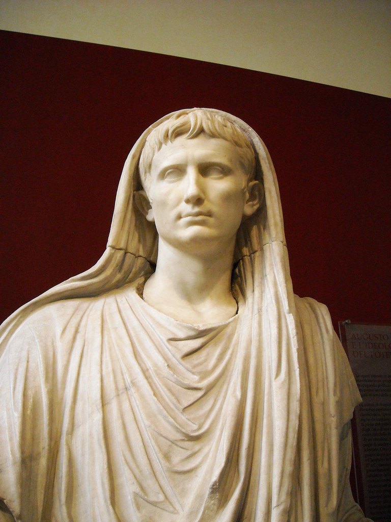 上图:献祭时蒙头的罗马奥古斯都皇帝,现在已经出土了许多蒙头的奥古斯都雕像。献祭时蒙头的行为被称为Capite Velato,古罗马的祭司在献祭时都要蒙头。罗马时代的作家维吉尔(Virgil)和普鲁塔克(Plutarch)解释,这是为了避免触怒神明、或招惹神明嫉妒。因此,当时一个男人进入寺庙时蒙头,等于宣称自己是主持献祭的祭司长(Potifex Maximus),希腊文化背景的哥林多信徒很熟悉这种异教习俗。