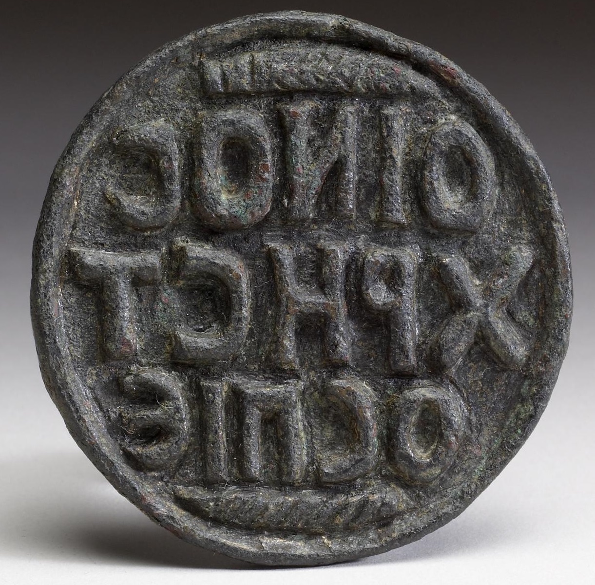 上图:罗马帝国的商业印章,上面的希腊文是「喝好的葡萄酒」,用来盖在葡萄酒桶上。罗马帝国时代的 「印」非常重要,用来代表拥有者或制造者,艺术家或制造商都在他们的产品上盖印。