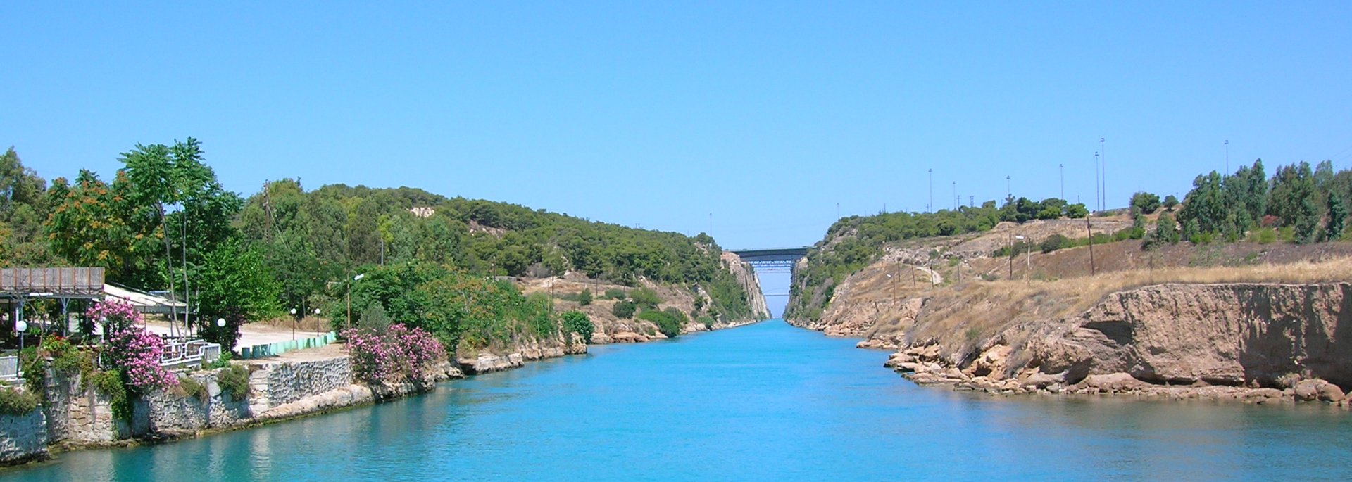 上图:哥林多运河(Corinth Canal)是横穿希腊哥林多地峡的运河,建于1893年,共长6.3公里,连接东部的塞隆尼海湾(Saronic Gulf)与西部哥林多湾(Gulf of Corinth ),船只可以不必多航行400公里、绕过伯罗奔尼撒半岛。