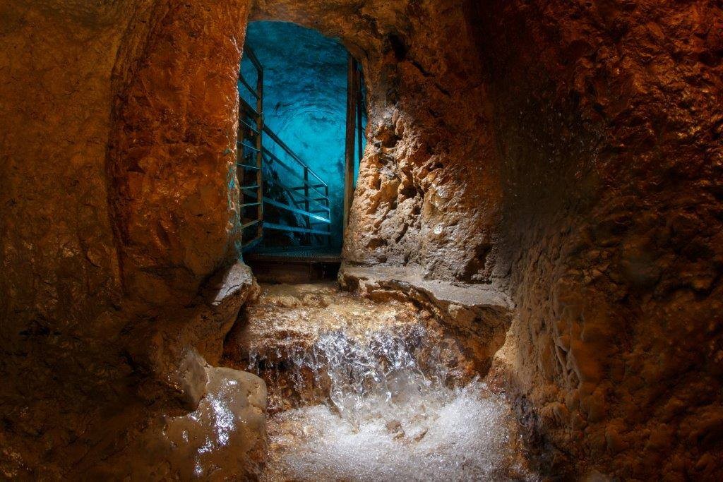 上图:至今仍然按时喷涌的地下间歇泉基训泉(Gihon Spring),冬季一天能喷水3-5次、夏天2次、秋天1次。耶路撒冷城建在山上,饮水倚靠城内的贮水池和城外的水泉。最近的水泉是城东南山下汲沦谷(Kidron Valley)的基训泉,地势比较低,没有办法用城墙保护,战时只能通过秘密通道引水入城。