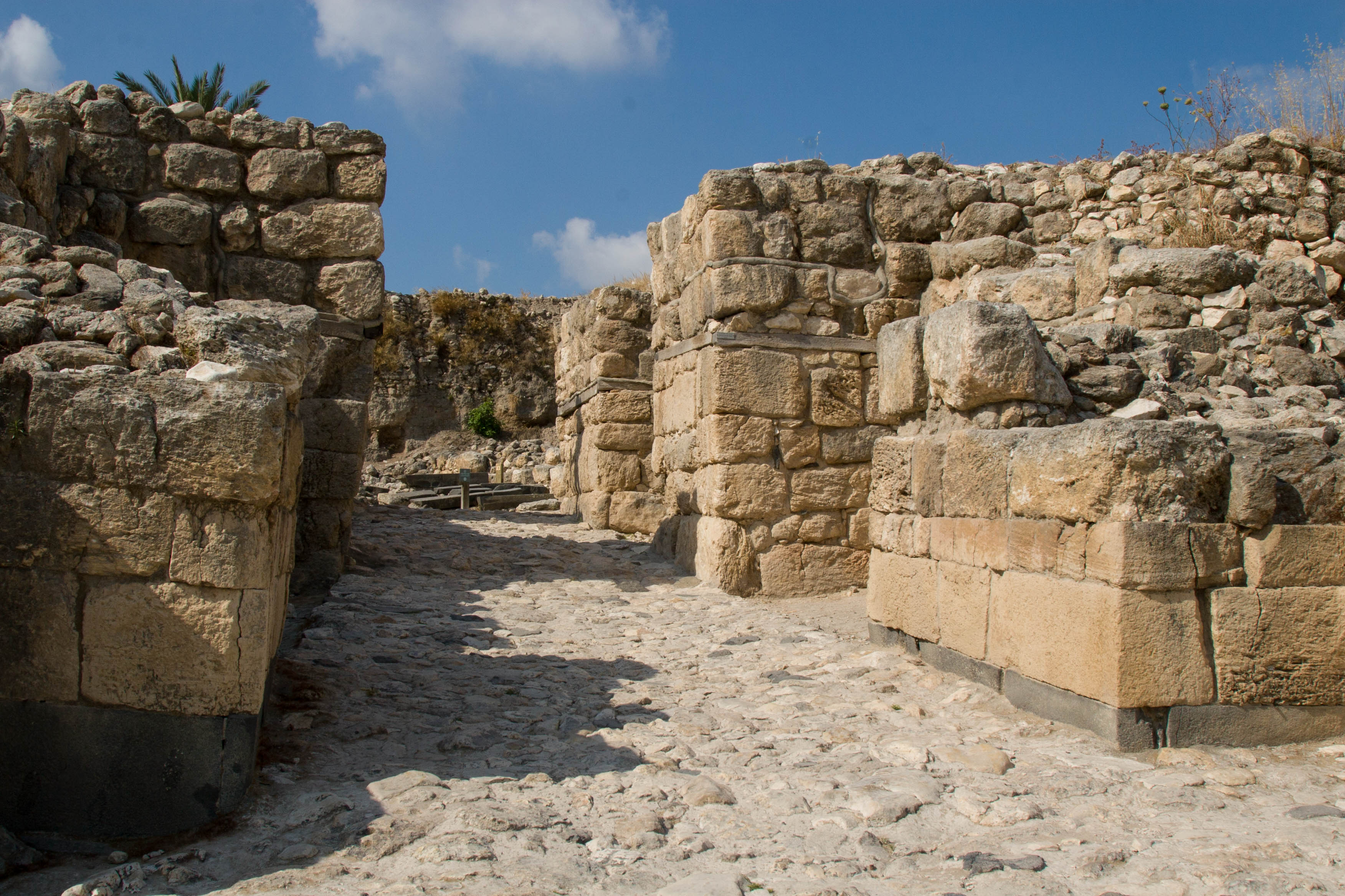 上图:米吉多遗址的六室城门。