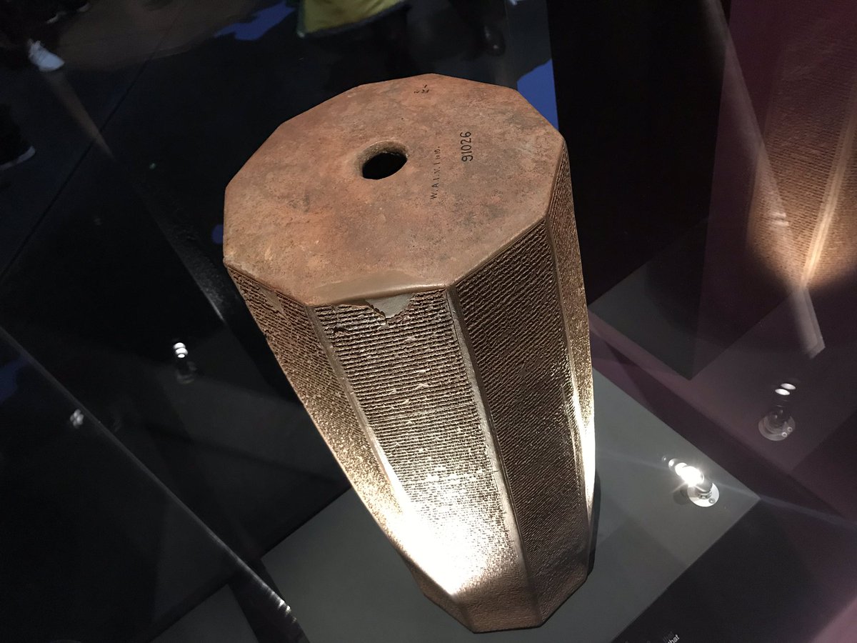 上图:亚述王亚斯那巴(Ashurbanipal,主前668-627年)的棱形石碑,现存于卢浮宫。碑文也记录了玛拿西是亚述忠实的附庸。