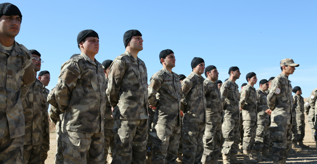 上图:2015年,伊拉克北部尼尼微平原上大约500名亚述基督徒民兵正在训练,拿起武器保护家园免受ISIS伊斯兰国恐怖分子的伤害。今天,全世界大约三百多万亚述人,分布在伊拉克北部、叙利亚东北、伊朗西北部、黎巴嫩、约旦和土耳其东南部,他们大都是东方亚述教会(Assyrian Church of the East)、迦勒底大公教会(Chaldean Catholic Church)和叙利亚正教会(Syriac Orthodox Church)的基督徒。亚述人由于没有全民改信伊斯兰教,遭受历代伊斯兰政权的迫害,在一战中被奥斯曼帝国屠杀了将近30万人,流散到世界各地。伊拉克是亚述人的祖居地,也是全世界亚述人最多的地方。但自从2003年伊拉克战争以后,一半以上的亚述人被迫离开伊拉克,2015年只剩40万。