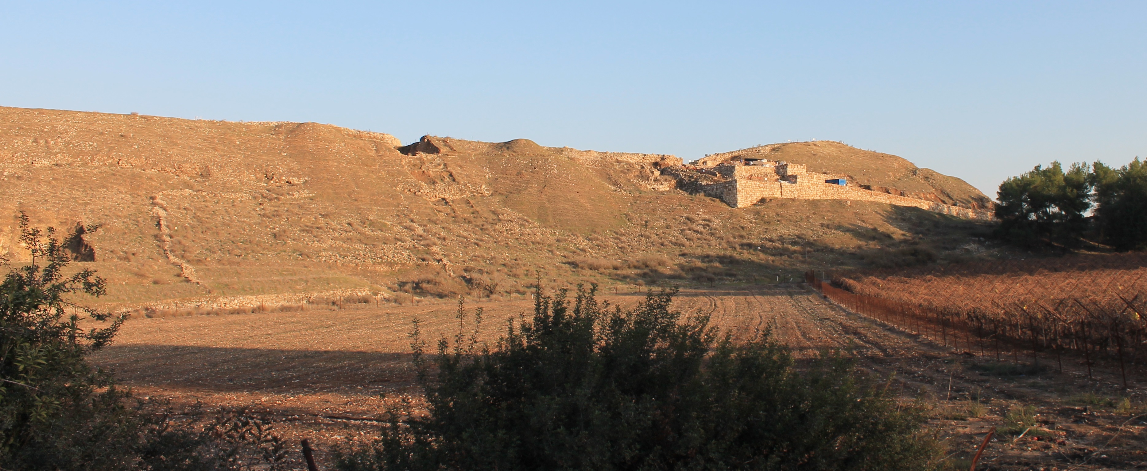 上图:拉吉的农田,可以清楚地看到田间布满了大大小小的石头。