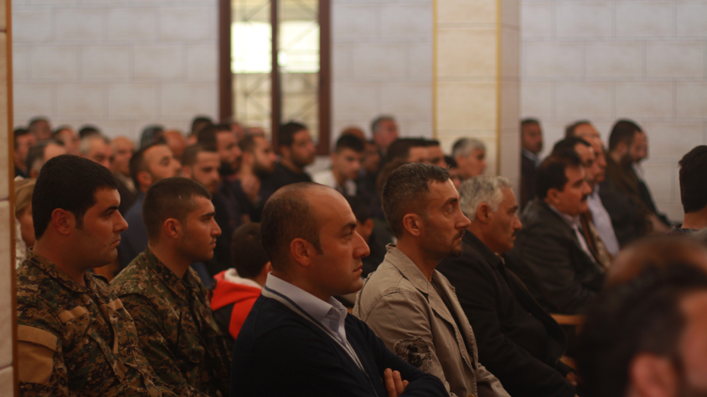 上图:2016年,坚持留在叙利亚Tell Tamer的亚述基督徒在教堂中聚会。其中穿制服的是亚述民兵。经历了中东多年的战乱以后,叙利亚和伊拉克的亚述基督徒建立了民兵,保护亚述社区免受伊斯兰国恐怖分子的袭击