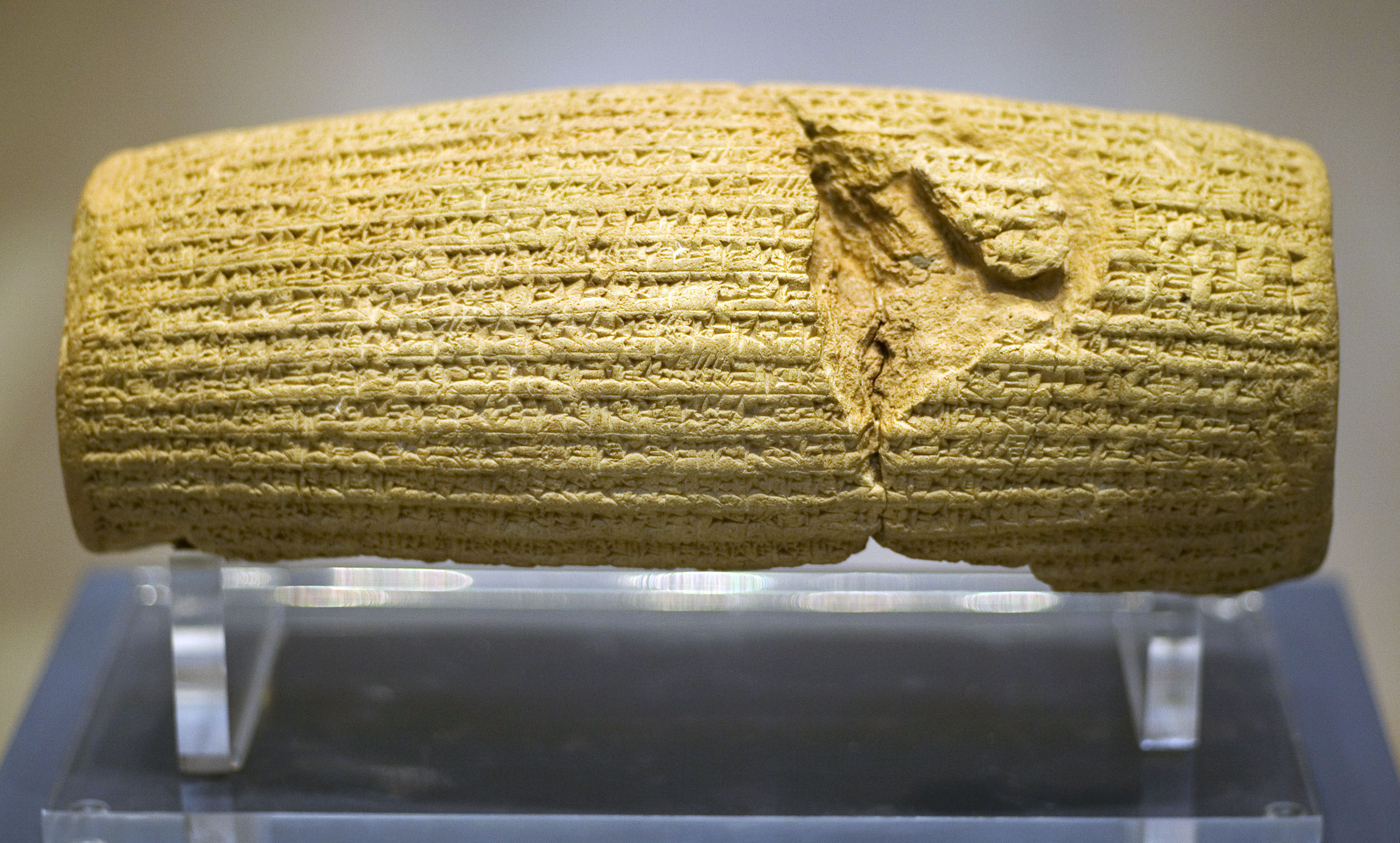 上图:巴比伦遗址出土的居鲁士圆柱(Cyrus Cylinder?)是一个主前6世纪的泥制圆筒,以居鲁士大帝(Cyrus the Great,主前539-530年在位)的名义用古代阿卡德语楔形文字写成,现存于大英博物馆。居鲁士圆柱上的铭文记载,波斯攻陷巴比伦以后,居鲁士大帝宣布释放所有的奴隶回乡,这是居鲁士大帝允许被掳巴比伦的犹太人重返耶路撒冷的证据。