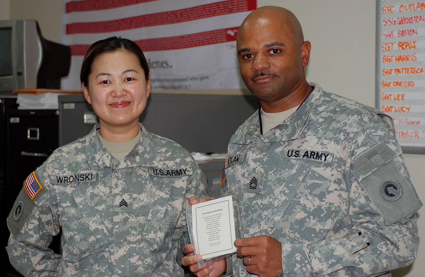 上图:在2010年5月海军陆战队Lejeune营地的国家祷告日早餐会上,美军士兵拿着一包印有诗篇91篇的伪装头巾。诗篇91也被称为「士兵的诗篇」或「士兵的祷告」,印有诗91的迷彩头巾经常被分发给美军士兵。