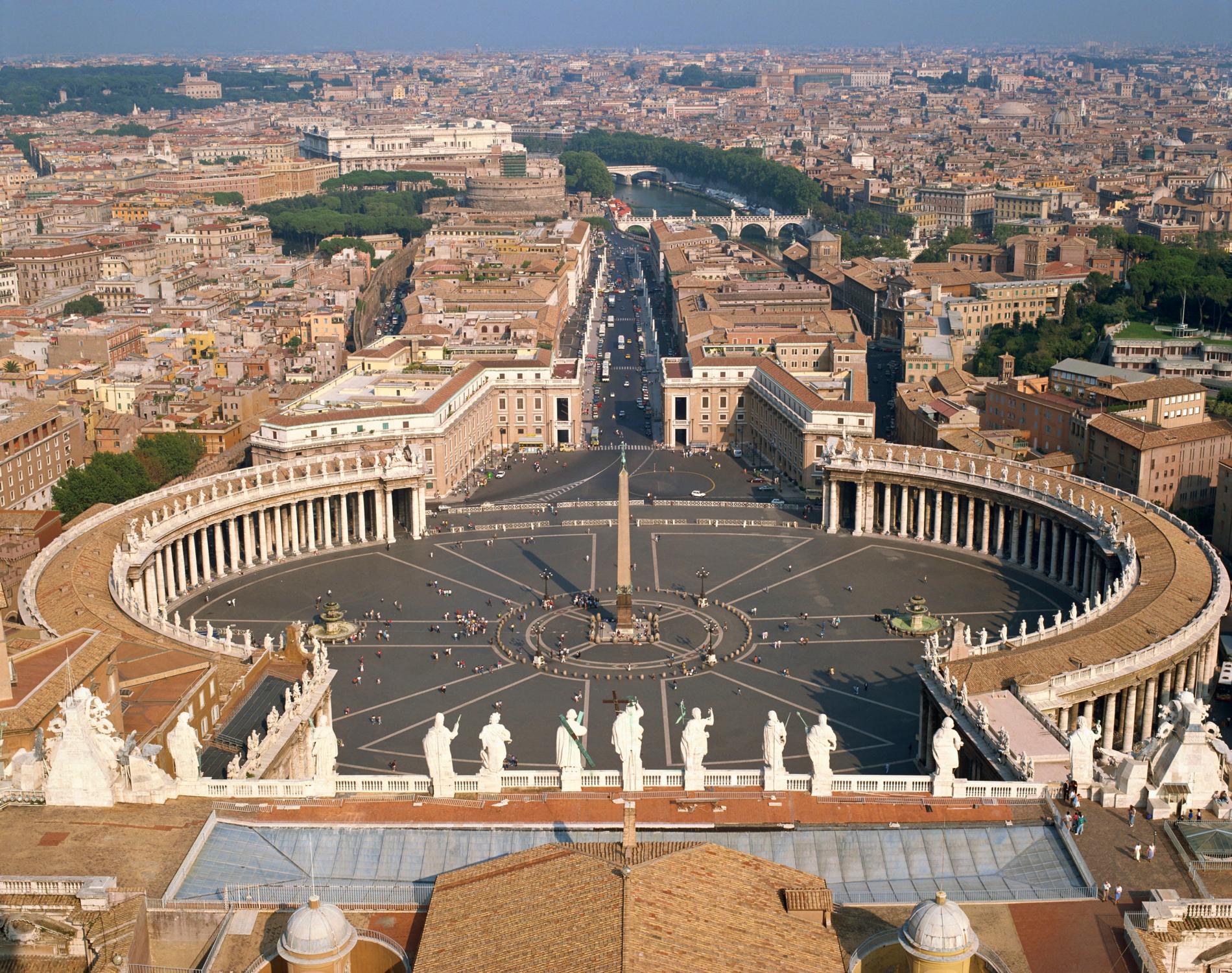 上图:梵蒂冈城。这些辉煌的建筑都是无声的见证,告诉我们什么是「以人血建立锡安,以罪孽建造耶路撒冷」(弥三10)。